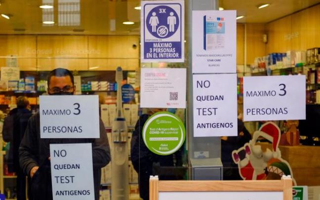 Exterior de una farmacia en Barcelona informando de que carece de test de antígenos.