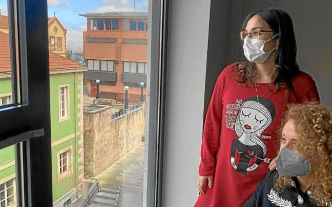 Cuesta y Colado miran por un ventanal del Ayuntamiento de Bermeo. Foto: I. Fradua