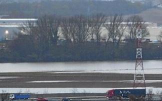 A la izquierda, imagen de la visita institucional en el puente de Abetxuko. A la derecha, vista de las últimas inundaciones desde Estarrona. Fotos: Cedida / Jorge Muñoz