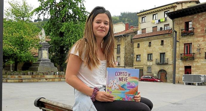 Maialen Mediavilla posa con su libro.