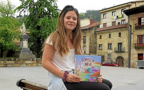 Maialen Mediavilla posa con su libro. Maialen Mediavilla posa con su libro.