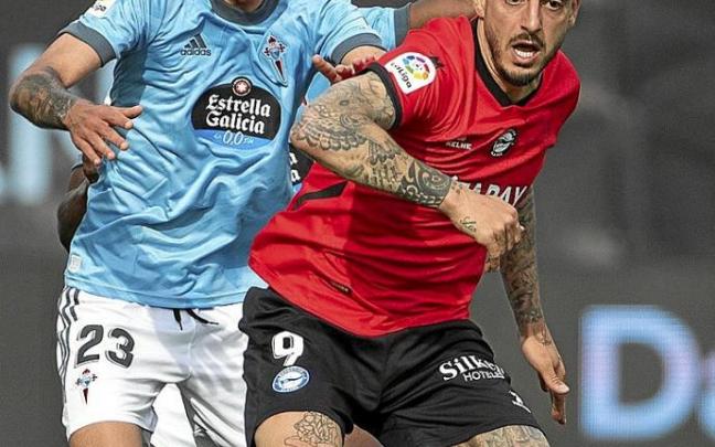 Joselu, en la imagen peleando por un balón con Brais, no pasa actualmente por su mejor momento. Foto: Área 11 Joselu, en la imagen peleando por un balón con Brais, no pasa actualmente por su mejor momento. Foto: Área 11