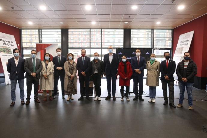 El presidente de Bilbao Dendak, Rafael Gardeazabal, junto a el concejal de comercio del Ayuntamiento de Bilbao, Xabier Ochadiano, y patrocinadores entre los que se encuentra DEIA