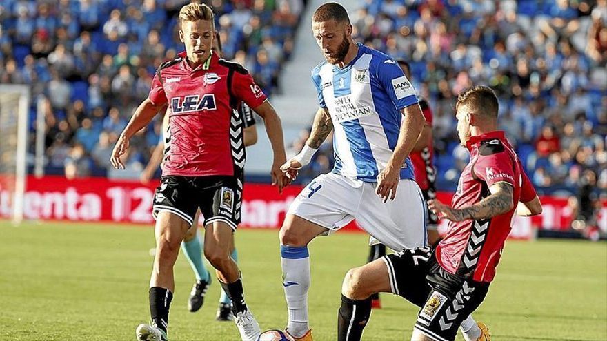 Timor, enfundado en la elástica del Leganés, durante un partido contra el Alavés.