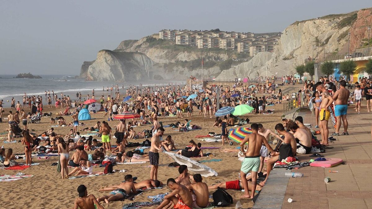 Imagen de la playa de Arrietara en un día soleado.