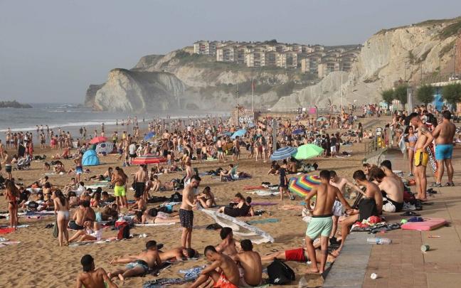 Imagen de la playa de Arrietara en un día soleado. Imagen de la playa de Arrietara en un día soleado.