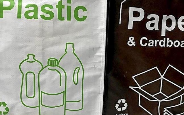 Bolsas para reciclar plástico y papel. | FOTO: E.C.A.