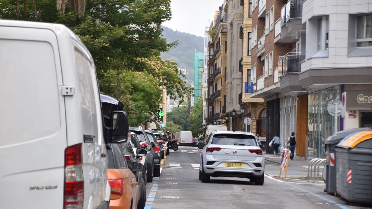 Un coche extranjero circula por la calle Arrasate en su nueva dirección hacia el centro de Donostia.