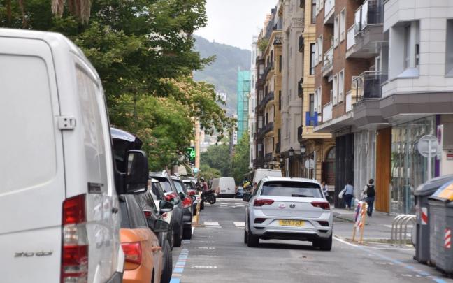 Un coche extranjero circula por la calle Arrasate en su nueva dirección hacia el centro de Donostia. Un coche extranjero circula por la calle Arrasate en su nueva dirección hacia el centro de Donostia.
