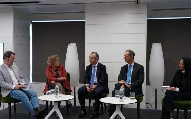 Los participantes de la segunda mesa redonda del I Foro de Sanidad organizado por Grupo Noticias. Los participantes de la segunda mesa redonda del I Foro de Sanidad organizado por Grupo Noticias.