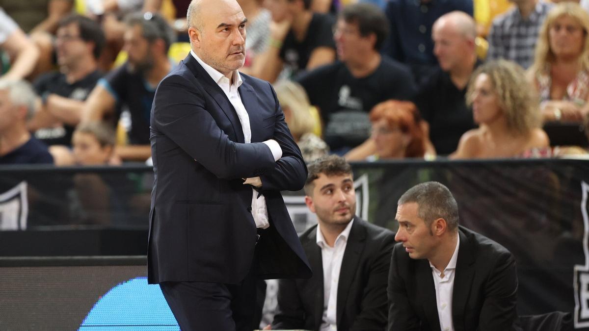 Jaume Ponsarnau, con gesto pensativo en un partido reciente.