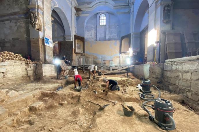 Voluntarios, en las excavaciones de la parroquia de San Nicolás