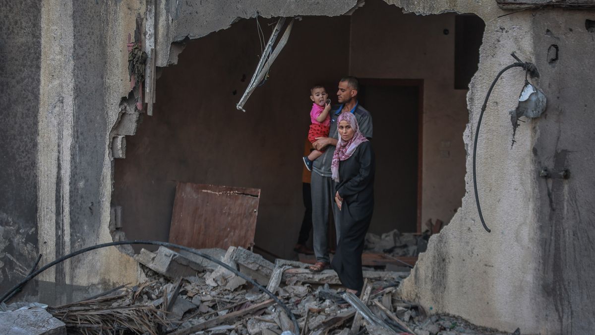 Una familia palestina entre los escombros en Gaza.