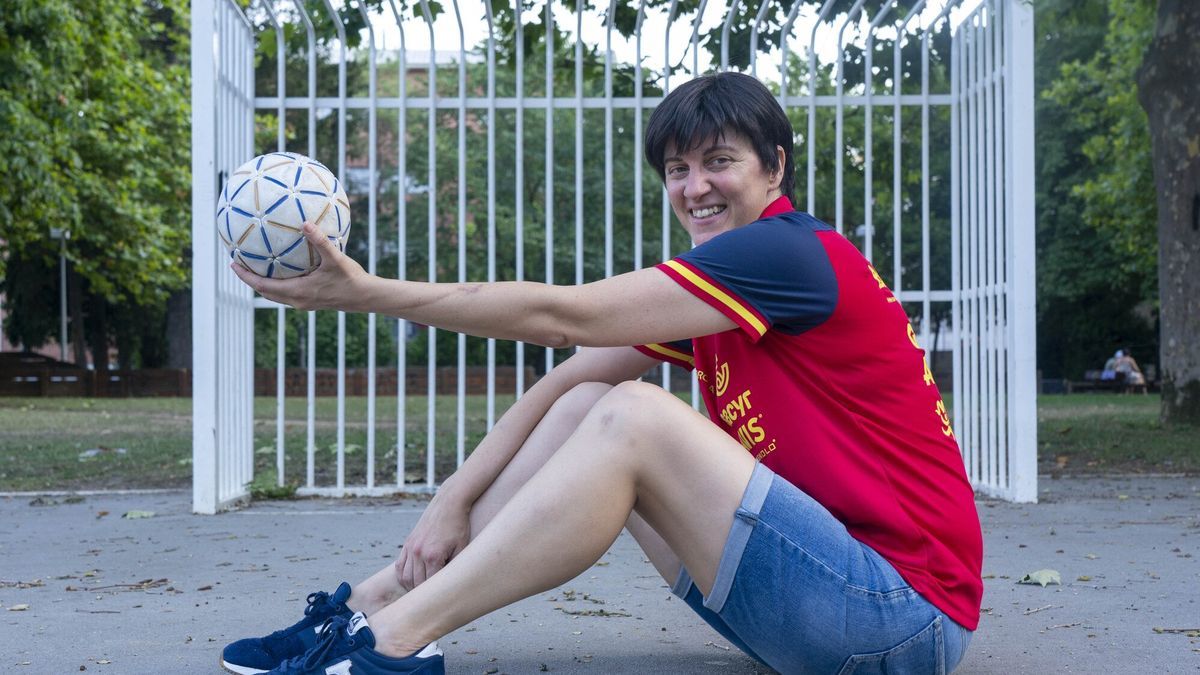 Rakel Varela posa para la entrevista concedida a este periódico en una cancha vitoriana. Foto: Alex Larretxi