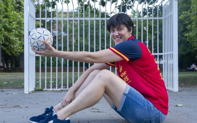 Rakel Varela posa para la entrevista concedida a este peri&oacute;dico en una cancha vitoriana. Foto: Alex Larretxi