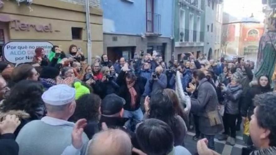 La asociación Gaz Kaló baila y canta en frente de la churrería la Mañueta por su 150 aniversario
