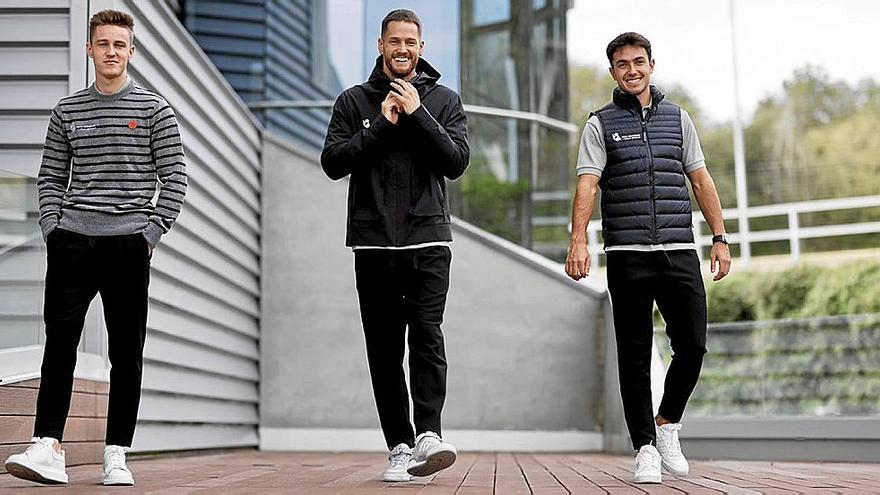 Turrientes, Remiro y Zubimendi, posan con la nueva ropa de viaje de Loreak Mendian.