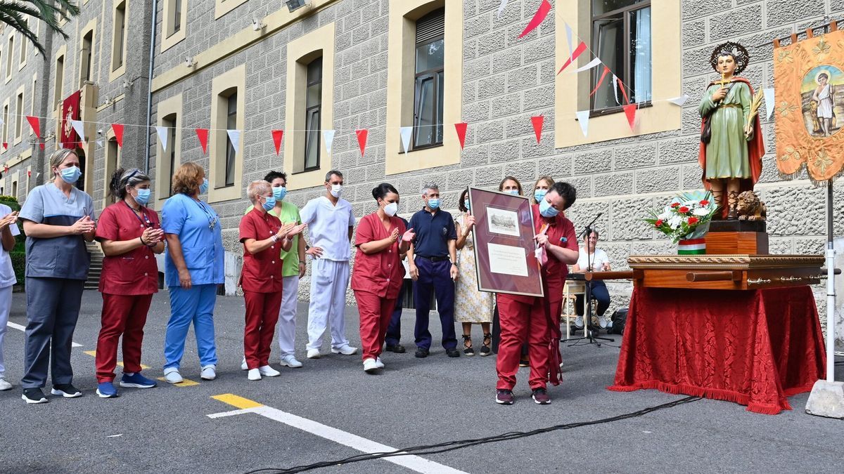 Acto de la recogida del premio por parte del personal de la residencia