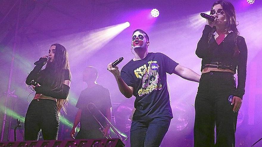 El público disfruta de los conciertos de la 27ª edición de invierno del Hatortxu Rock en Villava.