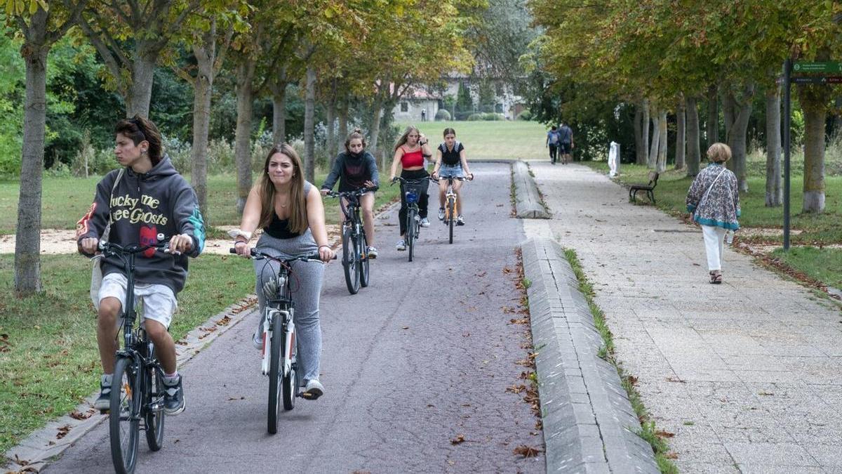 Un grupo de personas circula en bicicleta por el parque de Olarizu