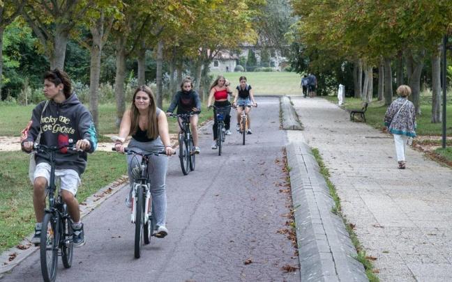 Un grupo de personas circula en bicicleta por el parque de Olarizu