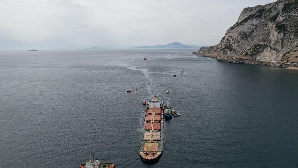 El buque granelero "OS35" varado en la costa este de Gibraltar.