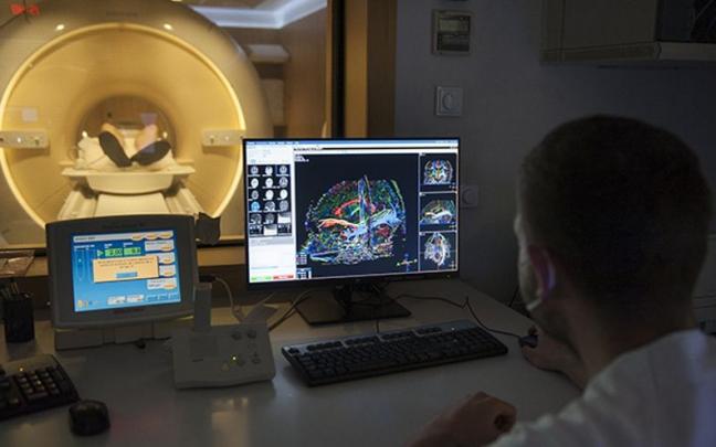 Un técnico realiza una resonancia a un paciente. Un técnico realiza una resonancia a un paciente.