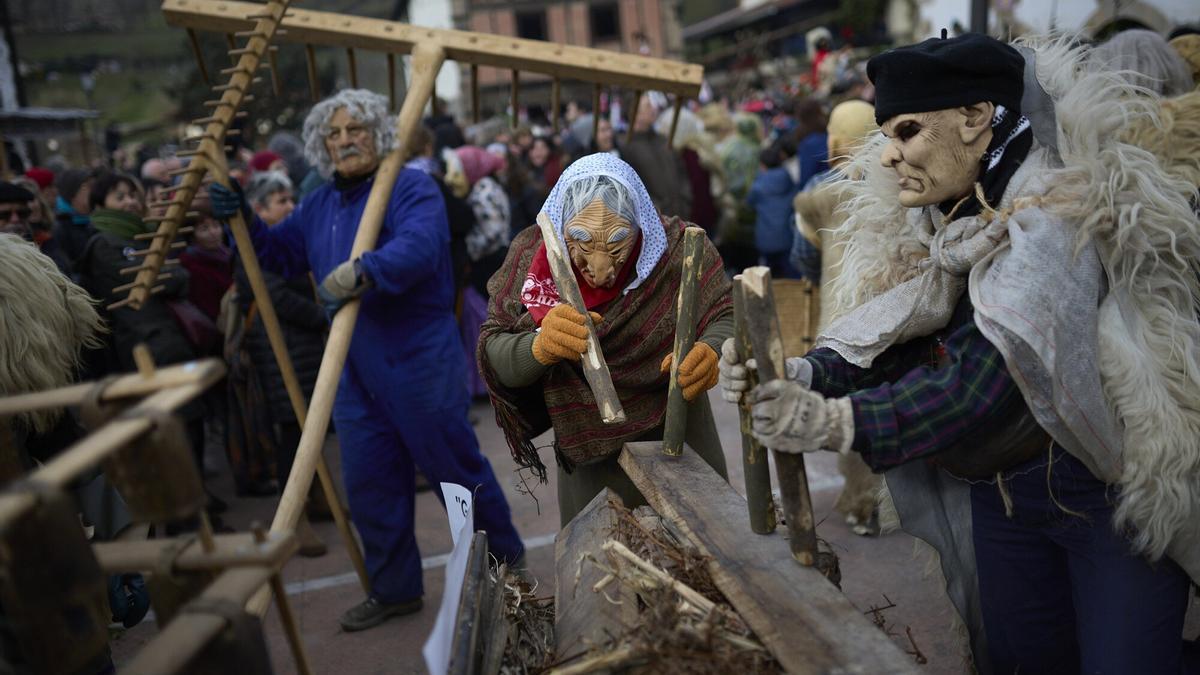 'Arrazteluak', máscaras, sacos... cualquier cosa vale.