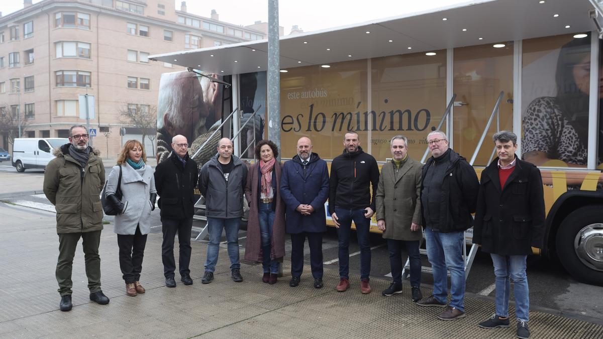 Maeztu, con el delegado del Gobierno José Luis Arasti, el alcalde Maiza y miembros de la corporación de Berriozar.