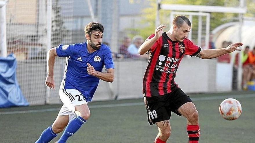 Aritz Oteiza, jugador del Avance, trata de controlar el balón. | FOTO: JAVIER BERGASA