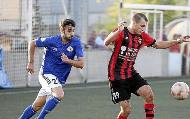 Aritz Oteiza, jugador del Avance, trata de controlar el balón. | FOTO: JAVIER BERGASA