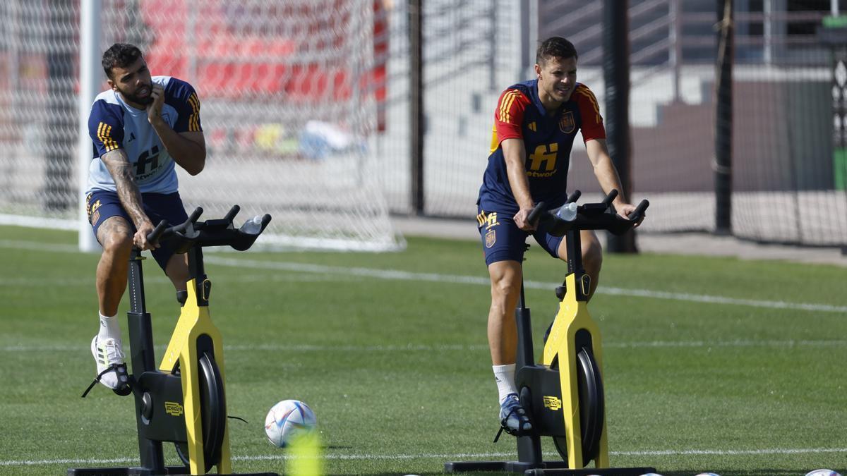 David Raya y César Azpilicueta, haciendo bicicleta en el entrenamiento de ayer de la selección.