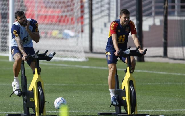 David Raya y César Azpilicueta, haciendo bicicleta en el entrenamiento de ayer de la selección.
