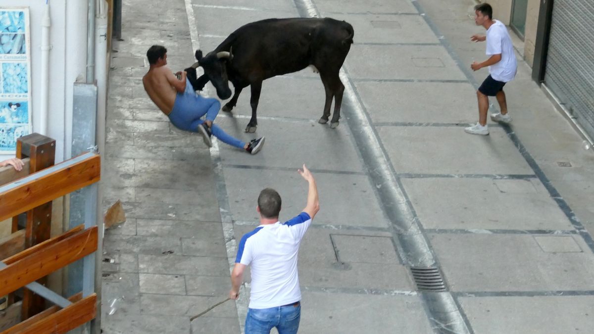 Un corredor recibe un puntazo durante el encierro en Estella.