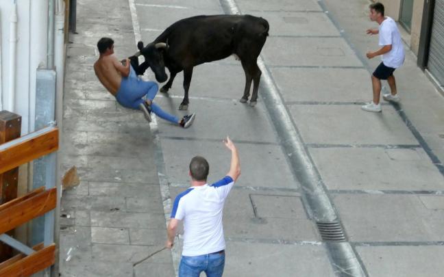 Un corredor recibe un puntazo durante el encierro en Estella.