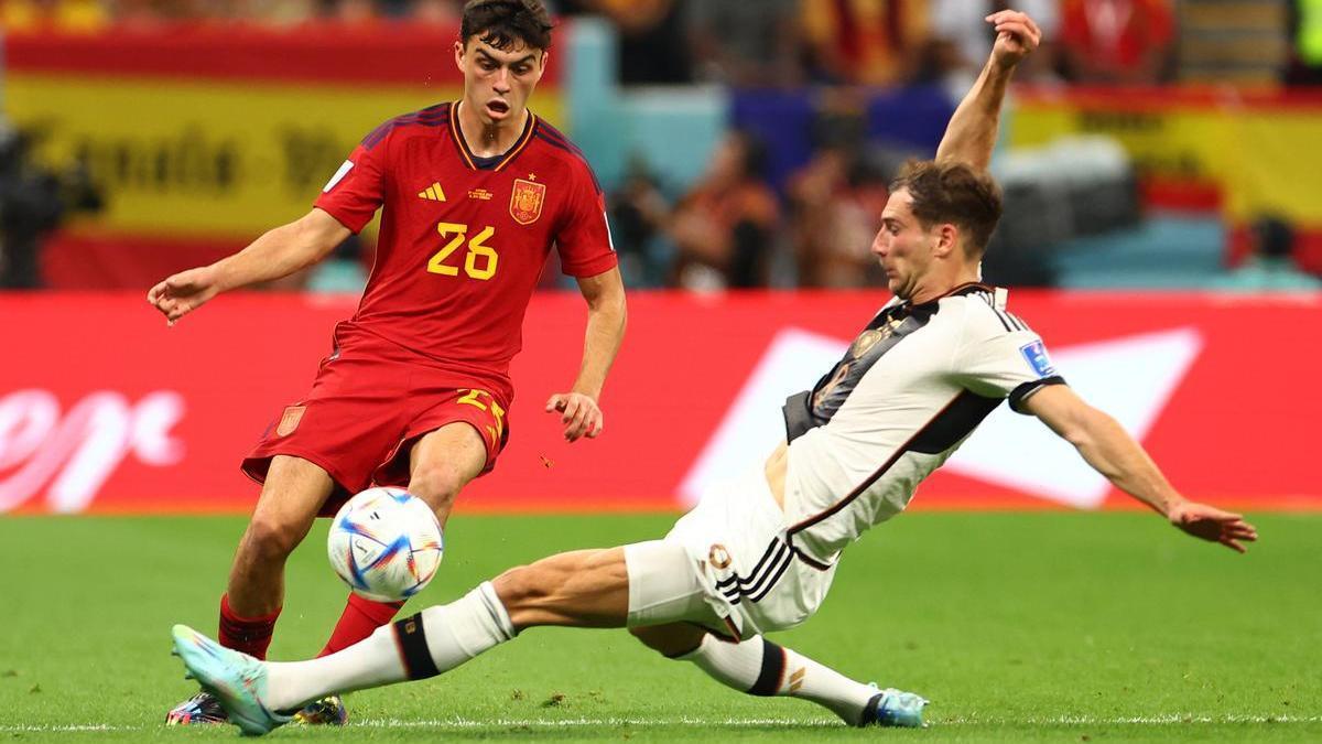 Una entrada de Leon Goretzka a Pedri durante el partido.