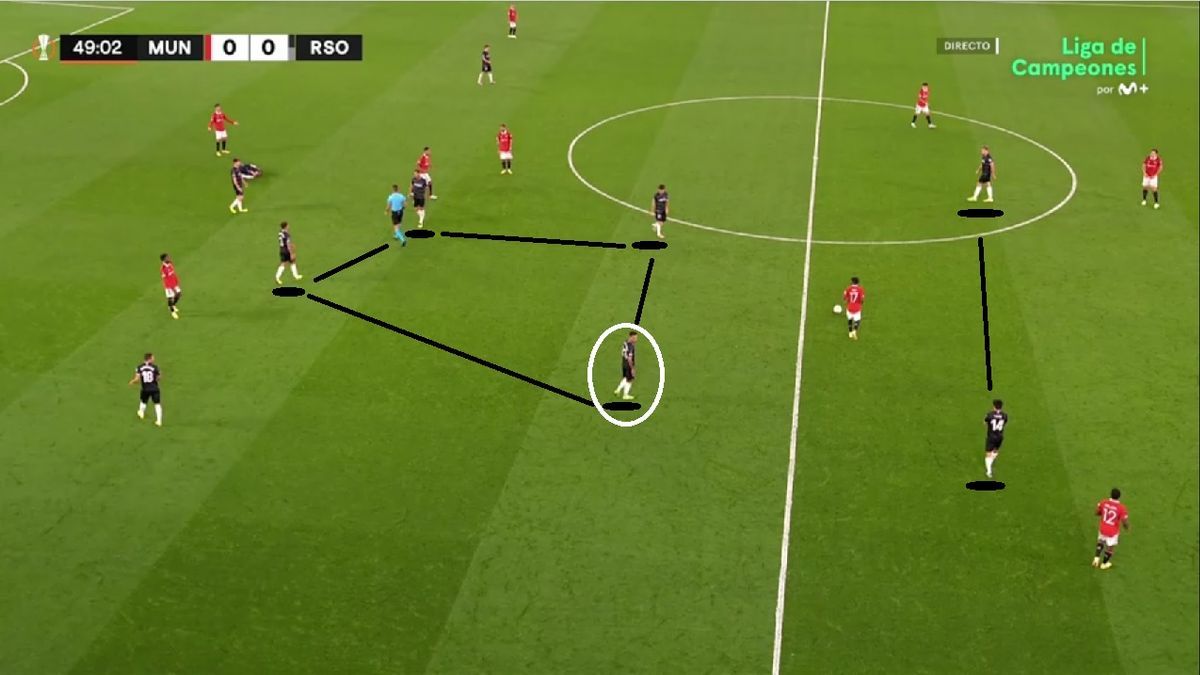 Minuto 49: la Real inicia la segunda parte como ha jugado la primera, con un 4-4-2 de medular en rombo. Y de repente Brais escucha algo del banquillo... ¿Qué le dicen? Lo veremos más adelante, durante el repaso del encuentro en lo cronológico.