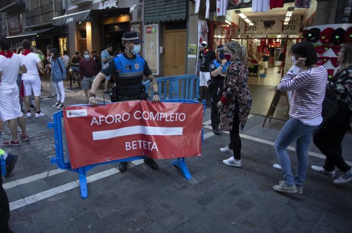 Control de aforo para acceder a las calles del Casco Viejo el 6 de julio del año pasado.