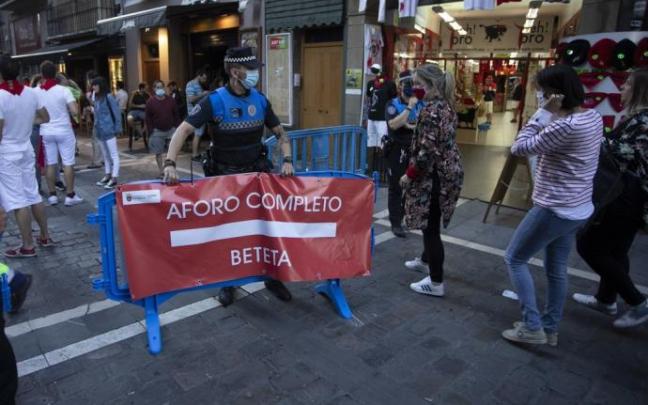 Control de aforo para acceder a las calles del Casco Viejo el 6 de julio del año pasado.