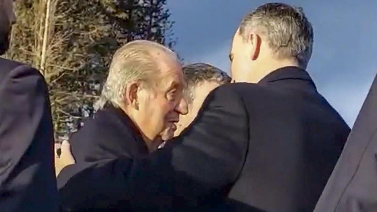Juan Carlos I junto a Felipe VI en el funeral de Constantino de Grecia este lunes.