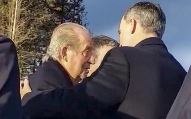 Juan Carlos I junto a Felipe VI en el funeral de Constantino de Grecia este lunes. Juan Carlos I junto a Felipe VI en el funeral de Constantino de Grecia este lunes.