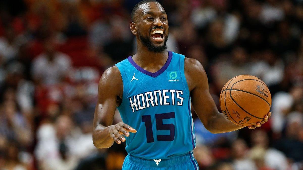 Walker controla el balón en un partido con los Bobcats