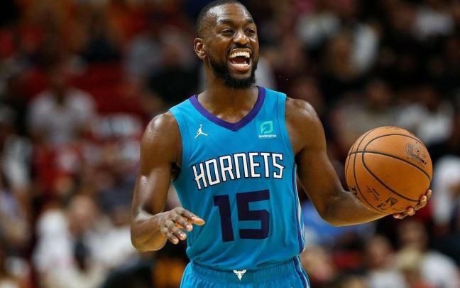 Walker controla el balón en un partido con los Bobcats