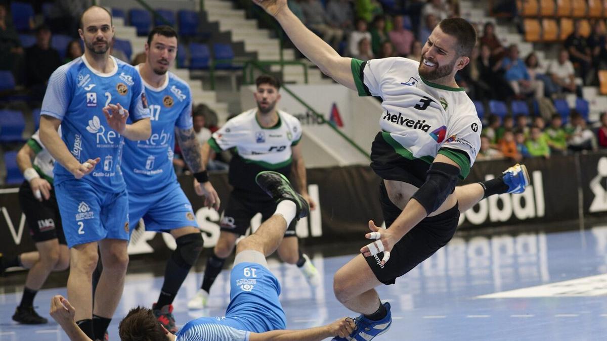 Acción de Antonio Bazán en el partido ante el Cuenca.