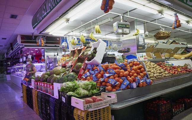 Un estante de frutas en un mercado. Un estante de frutas en un mercado.