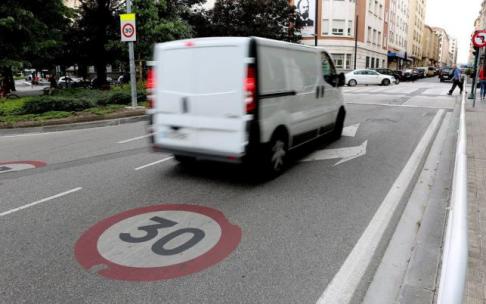 Los ayuntamientos se están planteando retirar los 30 km/h en todas las vías urbanas. Los ayuntamientos se están planteando retirar los 30 km/h en todas las vías urbanas.