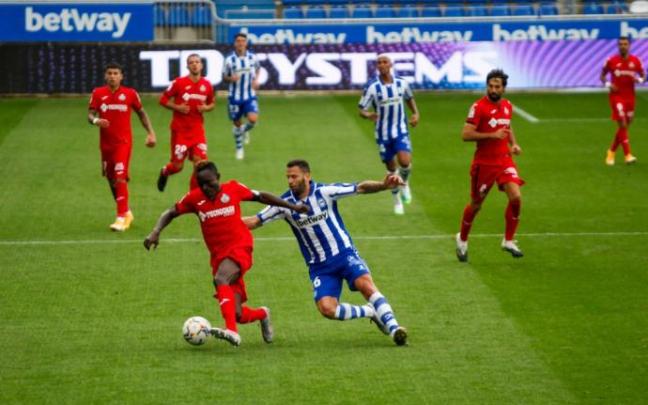 Edgar Méndez, durante el partido ante el Getafe de la pasada temporada en Mendizorroza