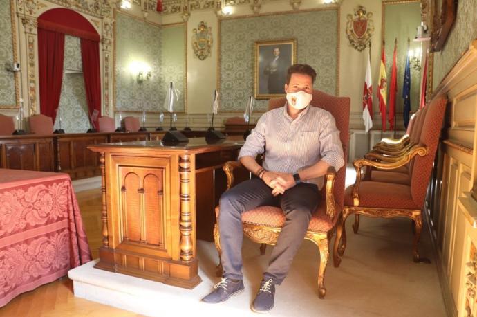 Toquero, en el salón de plenos del Ayuntamiento de Tudela