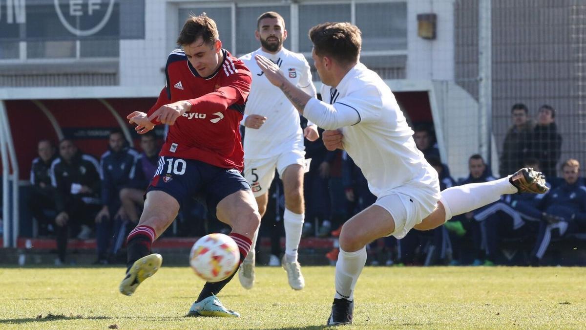 Barbero remata un balón en el partido contra La Nucía