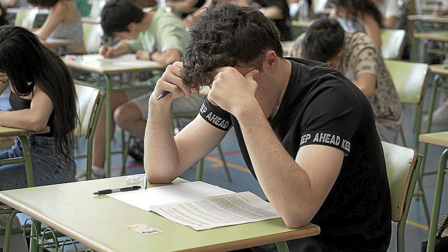 Un estudiante realiza uno de los exámenes de la EBAU del curso académico 2021-2022. | FOTO: EUROPA PRESS